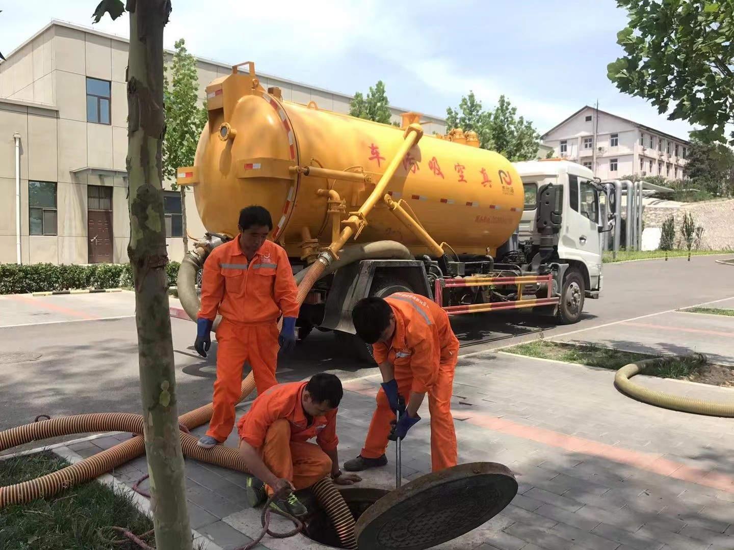 华容管道疏通车停在窨井附近