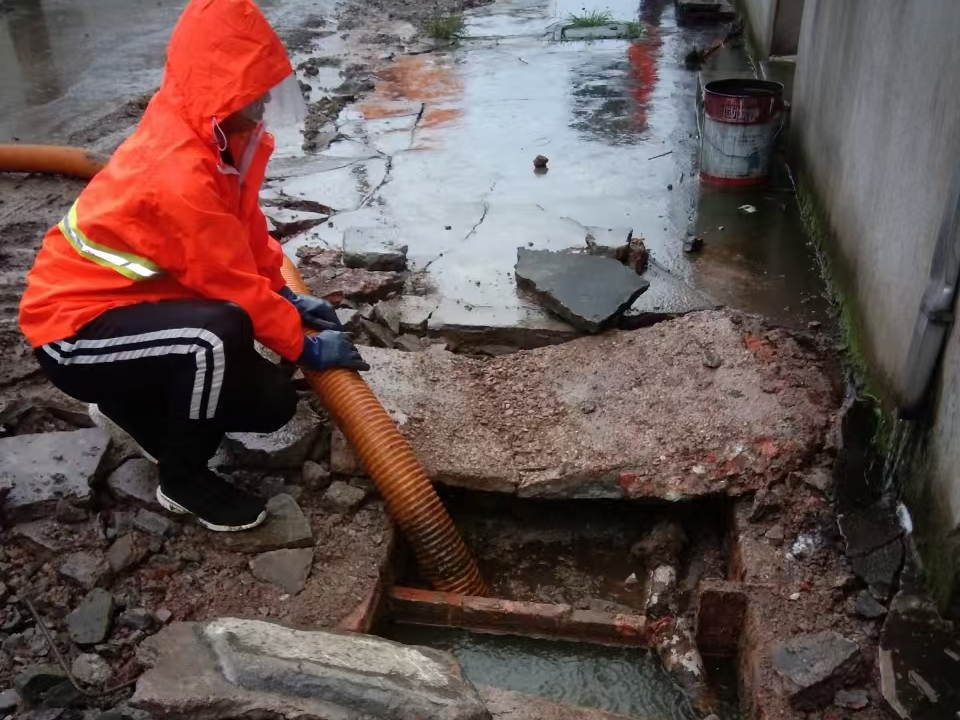 华容专业清理污水池 炜誉市政以规范流程守护城市 “肠道”